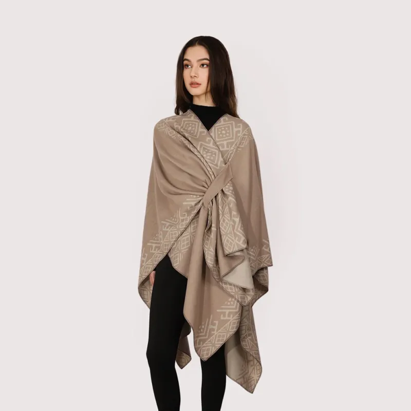 Damen Capeponcho mit Knotenverschluss, doppellagigem Jacquard und weichem Wollmix – Montévia